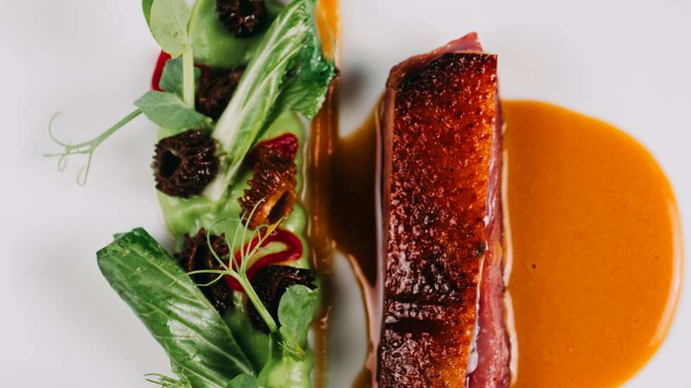 Pato, amendoim, morilles e couve pak choi. Costumo dizer que é o prato do regresso, a junção de toda a experiência adquirida ao longo da viagem. Ninguém volta igual a si próprio.", enquadra o chef