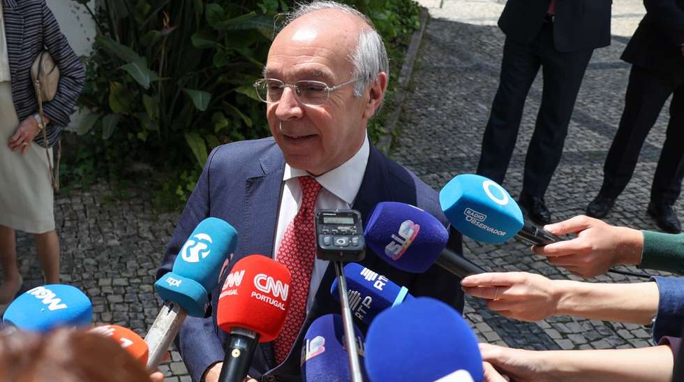 O antigo líder do Partido Social Democrata (PSD), Marques Mendes (D), ladeado por Luis Montenegro (E) e Manuela Ferreira Leite, fala aos jornalistas pouco antes de um almoço com antigos líderes do partido no âmbito da campanha para as eleições legislativas, Lisboa, 06 de maio de 2025. MIGUEL A. LOPES/LUSA