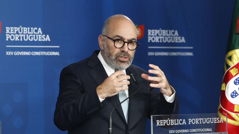 O ministro das Infraestruturas e Habitação, Miguel Pinto Luz, intervém durante o briefing do Conselho de ministros, no Campus XXI, em Lisboa, 23 de abril de 2026. ANTÓNIO PEDRO SANTOS/LUSA
