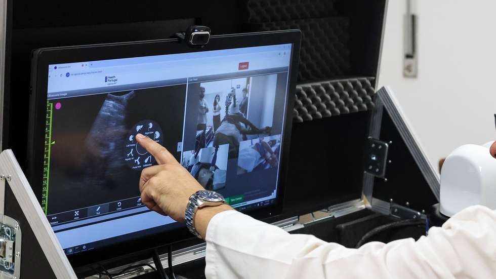 O radiologista Paulo Donato testa o braço robótico e as sondas de captação de imagem de um equipamento tecnológico desenvolvido no Instituto Pedro Nunes (IPN), que permite efetuar ecografias à distância e assim quebrar barreiras no acesso a meios de diagnóstico, no Serviço de Radiologia dos Hospitais da Universidade de Coimbra, 2 de junho de 2025. (ACOMPANHA TEXTO DA LUSA DE 07-06-2025) PAULO NOVAIS/LUSA