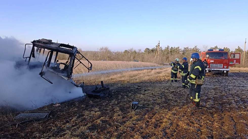 Trator danificado em Kherson, a 2 de março de 2023, na sequência da explosão de uma mina terrestre