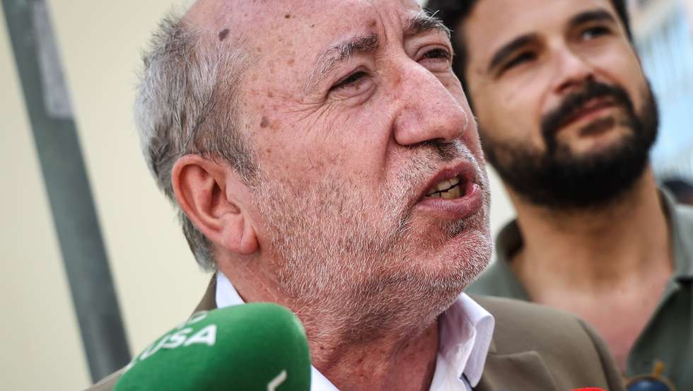 O candidato às presidenciais do Partido Comunista Português (PCP), António Filipe, fala os jornalistas durante a marcha da Frente Comum dos Sindicatos da Administração Pública (FCSAP) "Serviços Públicos não são mercadoria!", do Largo da Estrela até ao Palácio de São Bento, em Lisboa, 17 de julho de 2025. RODRIGO ANTUNES/LUSA