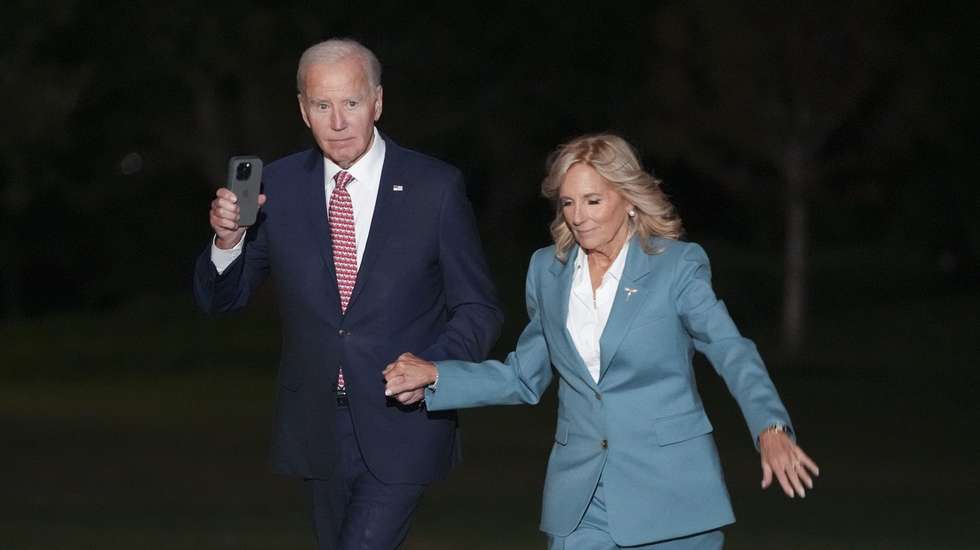 epa11661559 United States President Joe Biden (L) and first lady Dr. Jill Biden (R) return to White House after attending events in Philadelphia; in Washington, DC, USA, 15 October 2024.  EPA/Chris Kleponis - Pool via CNP / POOL