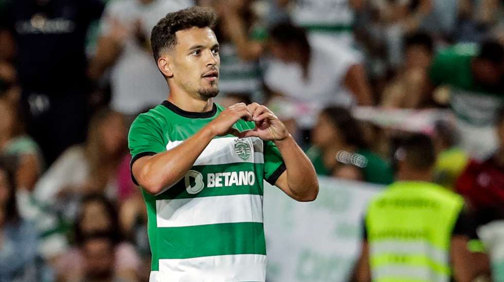 Pedro Gonçalves do Sporting festeja o terceiro golo contra o Real Sociedad durante o jogo particular disputado no Estádio do Algarve, Faro, 25 de julho de 2023. RICARDO NASCIMENTO/LUSA