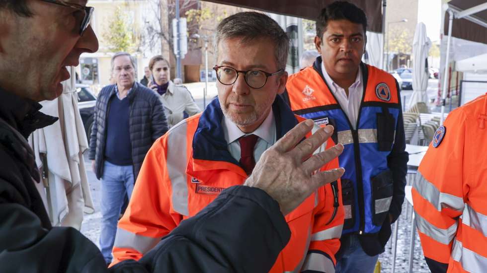 O presidente da Camâra Municipal de Lisboa, Carlos Moedas, durante a visita à zona de Alcântara  após as inundações da última noite na zona de Lisboa,  08 dezembro 2022.   MANUEL DE ALMEIDA/LUSA