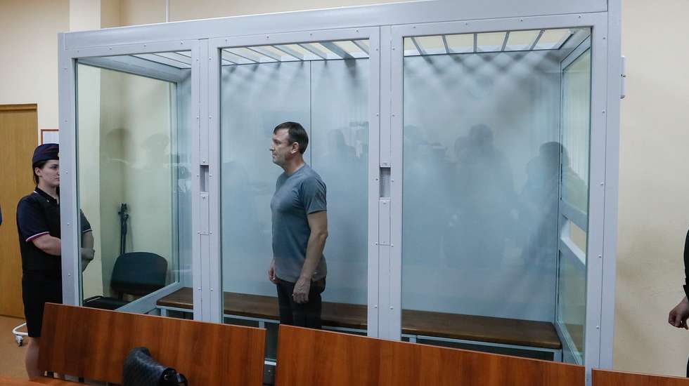 epa11479846 Former commander of the 58th Army, Major General Ivan Popov (C), attends a court hearing in the 235th Garrison Military Court in Moscow, Russia 15 July 2024. Major General Ivan Popov is accused of especially large-scale fraud and forgery. The court changed the preventive measures from arrest to house arrest for Ivan Popov. Others are not identified.  EPA/YURI KOCHETKOV