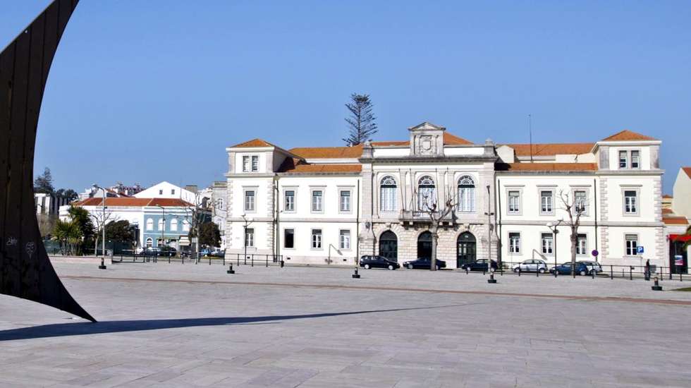 PN04:20050219:FIGUEIRA DA FOZ: Vista da Figueira da Foz - relogio de sol e Camara Municipal. FOTO PAULO NOVAIS/LUSA