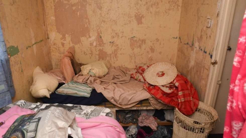 A casa da agressora, Amanda Wixon, tinha um aspeto sujo e desarrumado quando as autoridades lá entraram em resgate da vítima, em março de 2021.