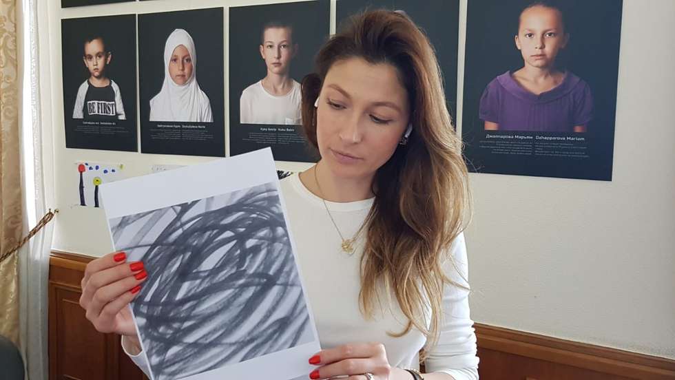 O desenho que a representante ucraniana mostrou ao Conselho dos Direitos Humanos foi "o primeiro que fez com um grupo de psicólogos que estão a tentar que ele recupere"