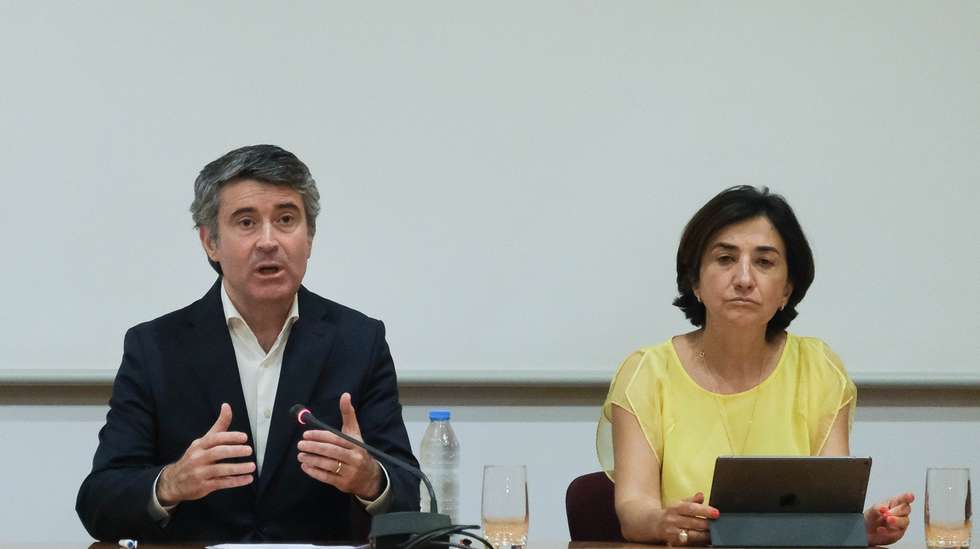 O ministro da Administração Interna, José Luis Carneiro (C), acompanhado pela ministra da Agricultura e da Alimentação, Maria do Céu Antunes (D), e pela ministra da Defesa Nacional, Helena Carreiras (E), fala aos jornalistas após uma reunião para reavaliação das medidas adotadas no âmbito da Declaração de Situação de Alerta, na sede da Autoridade Nacional de Emergência e Proteção Civil, em Oeiras, 09 de julho de 2022. MÁRIO CRUZ/LUSA