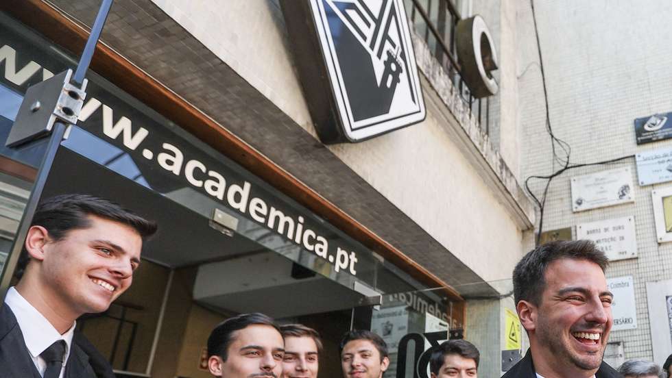 O cabeça de lista da Aliança Democrática às eleições europeias, Sebastião Bugalho, é recebido pela direção da Associação Académica de Coimbra, numa ação inserida na campanha para as eleições europeias 2024, em Coimbra, 04 de junho de 2024. TIAGO PETINGA/LUSA