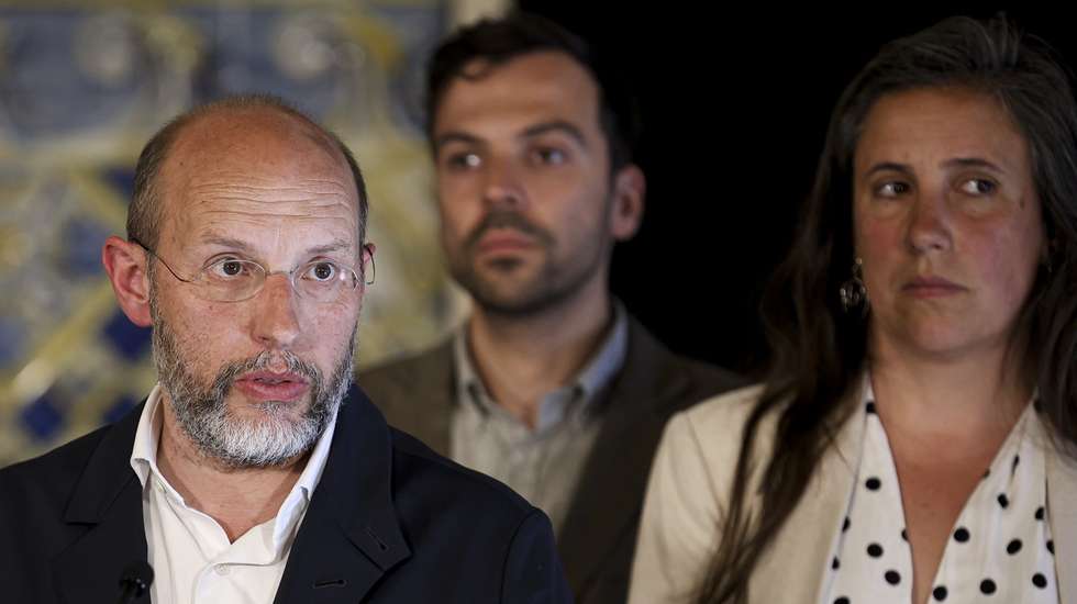 O porta-voz do Livre, Rui Tavares (C), fala aos jornalistas após a audiência com o Presidente da República, Marcelo Rebelo de Sousa, no Palácio de Belém, em Lisboa, 21 de maio de 2025. FILIPE AMORIM/LUSA