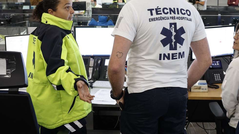 Técnicos de emergência pré-hospitalar do Instituto Nacional de Emergência Médica (INEM), durante uma visita da ministra da Saúde, Ana Paula Martins (ausente da foto), em Lisboa, 12 de novembro de 2024. As falhas no INEM, devido a uma greve dos seus trabalhadores às horas extraordinárias, estão a ser associadas à morte de, pelo menos 10 pessoas, nos últimos dias. ANTÓNIO PEDRO SANTOS/LUSA