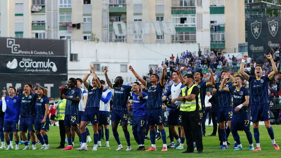 Jogadores do FC Porto fizeram a festa com os adeptos que encheram o setor dos visitantes no final do jogo