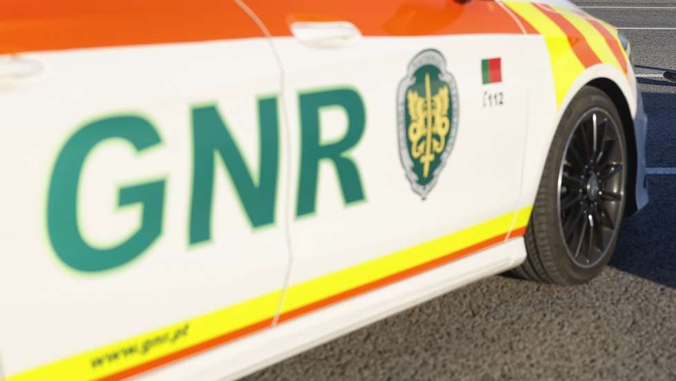 Um agente da Guarda Nacional Republicana (GNR), durante uma ação de fiscalização no âmbito da campanha “Festas MAIs Seguras”, nas portagens do Pinhal Novo, em Setúbal, 30 de dezembro de 2024. ANTÓNIO PEDRO SANTOS/LUSA