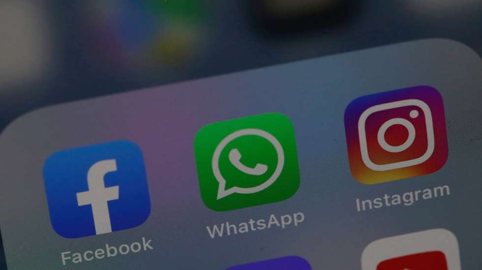 epa09506183 Facebook, WhatsApp and Instagram icons are seen on a mobile device in Belgrade, Serbia, 04 October 2021. Facebook's services and applications: Instagram, WhatsApp and Messenger went down on Monday 04 october in various parts of the world, users denounced on the Downdetector website.  EPA/ANDREJ CUKIC