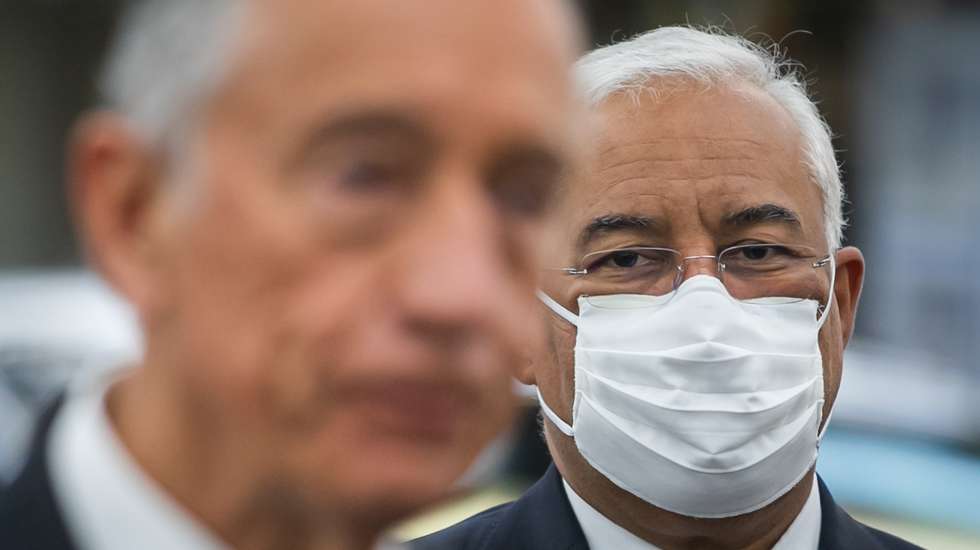 O primeiro-ministro, António Costa (D), ouve a intervenção do Presidente da República, Marcelo Rebelo de Sousa (E), após uma visita à fábrica da Autoeuropa, em Palmela, 13 de maio de 2020. JOSÉ SENA GOULÃO/LUSA