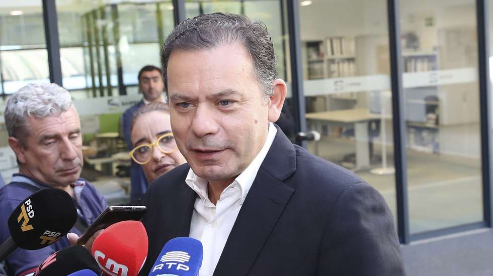 O presidente do Partido Social Democrata (PSD), Luís Montenegro ( E ), acompanhado pelo presidente do PSD/Madeira, Miguel Albuquerque ( D), esta manhã durante a visita à empresa SAIPEM, inserida na Zona Franca Industrial no Caniçal, integrado no programa "11º Sentir Portugal", em Machico, 26 de julho de 2023, HOMEM DE GOUVEIA/LUSA