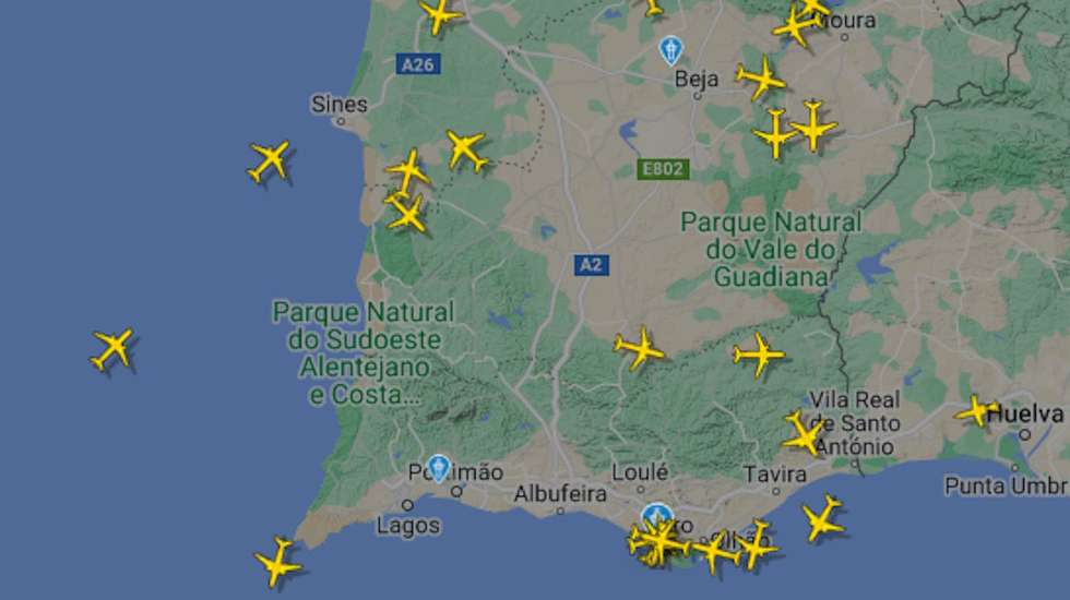 Captura de ecrã do site FlightRadar24 mostra uma &quot;fila&quot; de aviões em direção ao aeroporto de Faro