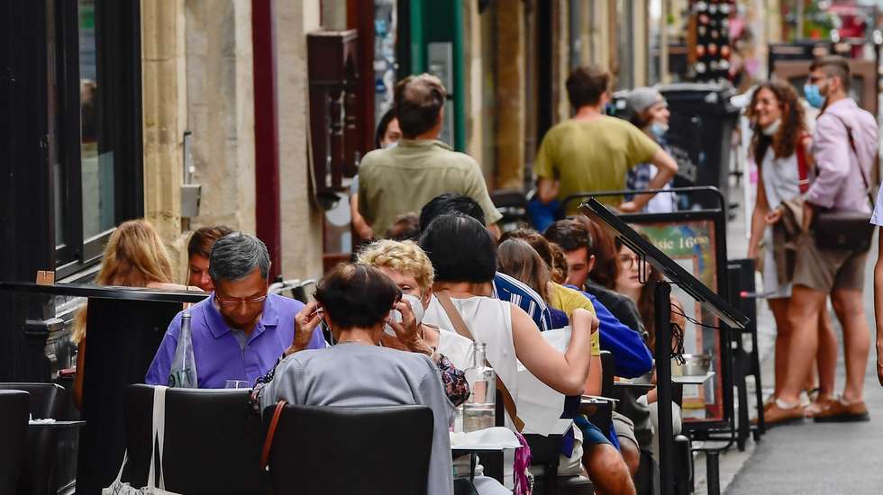 epa08670904 Locals sit at a cafe in Bordeaux South-Western France, 15 September 2020. The extension of health restrictions is increasing in France, especially in Bordeaux, in the face of the galloping progression of the Covid-19 pandemic. In Bordeaux and its metropolis, bars and restaurants, standing consumption is now prohibited and controls will be tightened. Private events are now limited to ten people, as are gatherings on beaches, parks, gardens and on city docks.  EPA/CAROLINE BLUMBERG