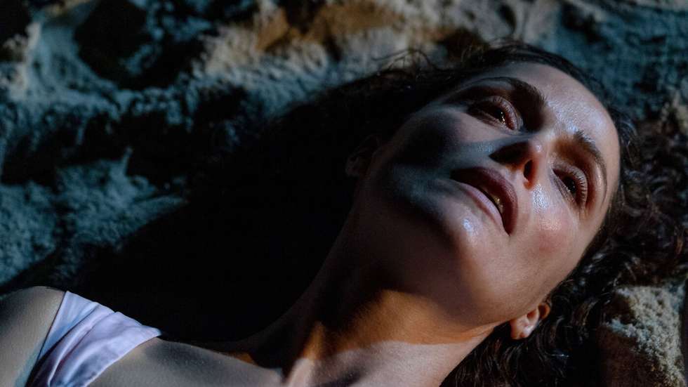 Linda (Rose Byrne) em agonia em "Se Eu Tivesse Pernas Dava-te um Pontapé"