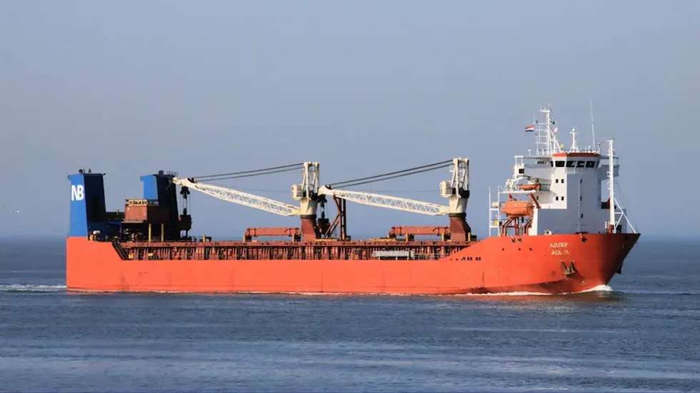 O Adler, cargueiro russo, foi entretanto rebocado por um navio espanhol