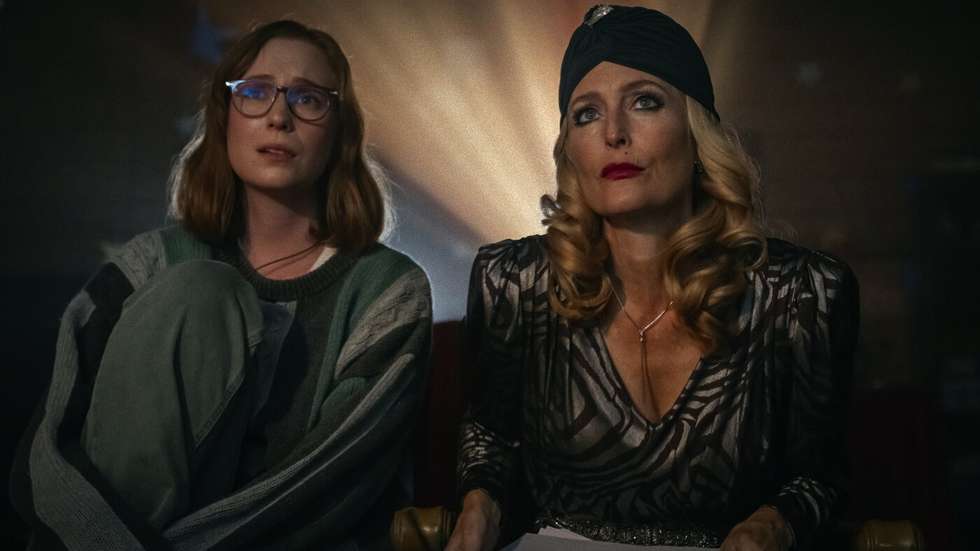Hannah Einbinder e Gillian Anderson numa cena de "Adolescência, Sexo e Morte no Acampamento Miasma"