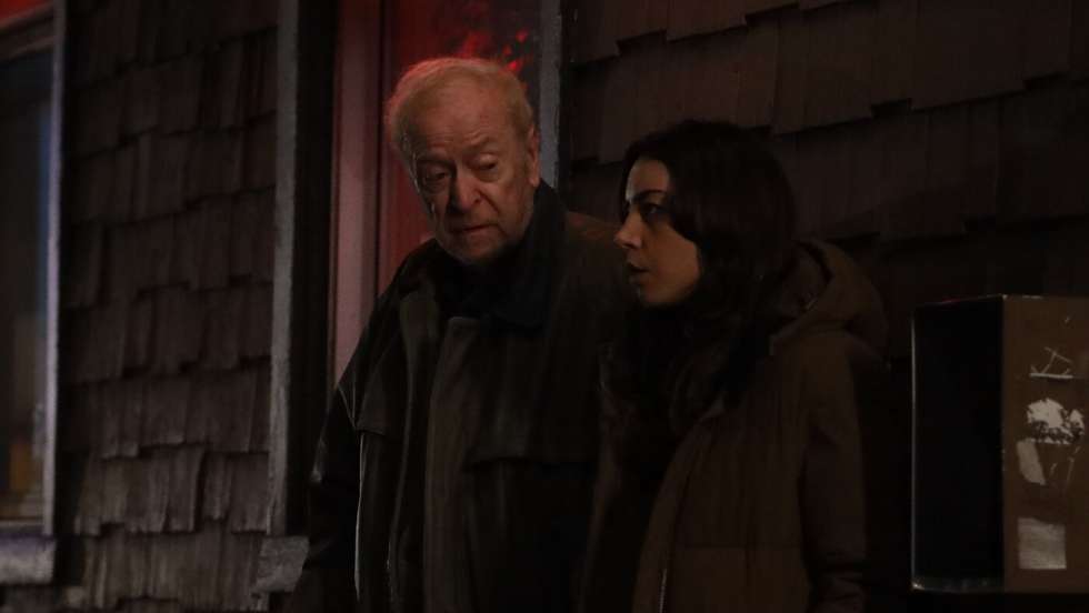 Michael Caine e Aubrey Plaza em "Best Sellers": o velho escritor e a jovem editora