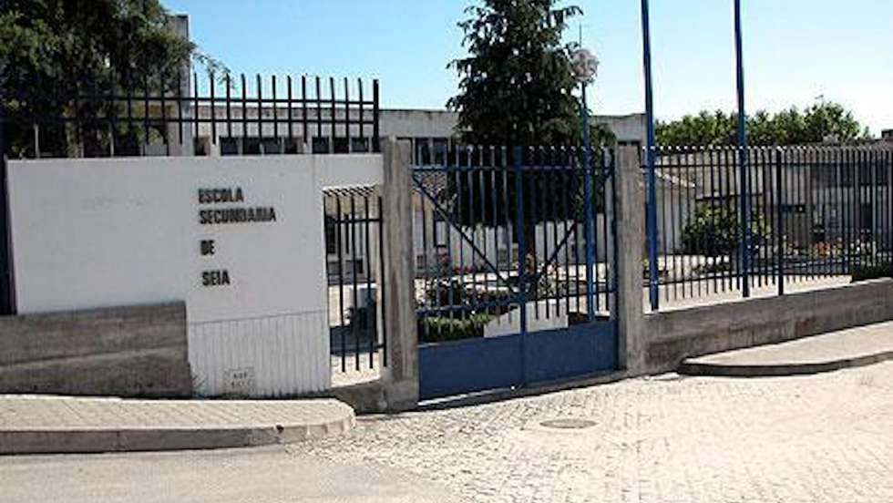 Aluna foi encontrada caída no chão em paragem cardiorrespiratória com ferimentos graves na zona do tórax