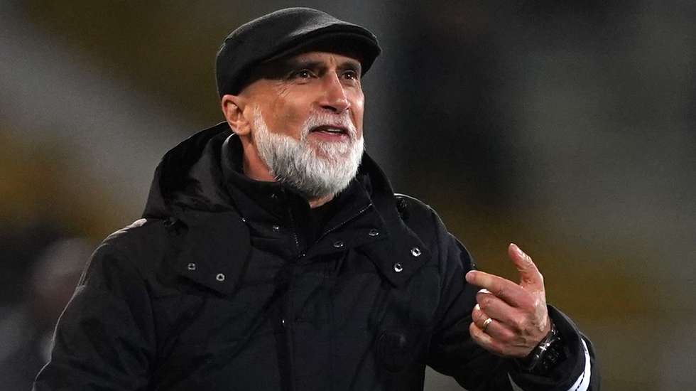 O treinador do Vitória de Guimarães, Álvaro Pacheco, reage durante o jogo da I Liga de futebol contra o Boavista realizado no Estádio D. Afonso Henriques, em Guimarães. 27 de abril de 2024. HUGO DELGADO/LUSA
