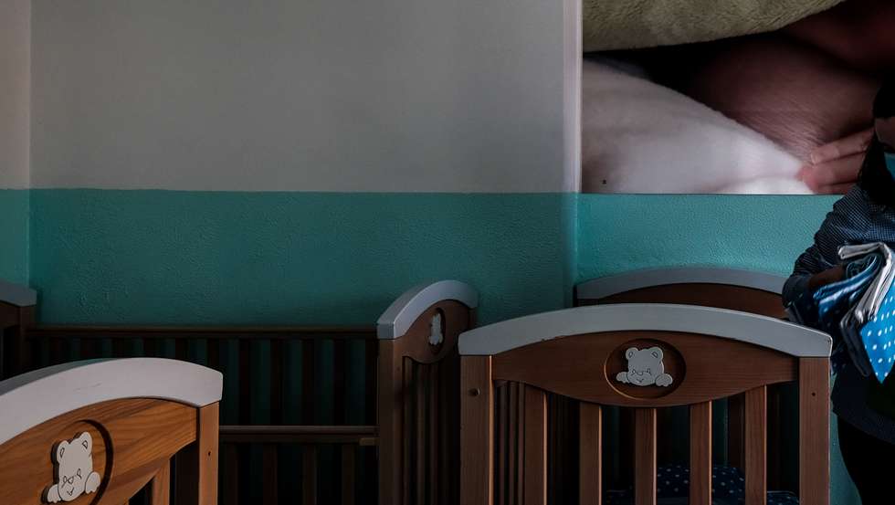 Avô foi buscar o neto quando as crianças estavam a dormir a sesta e a sala estava às escuras