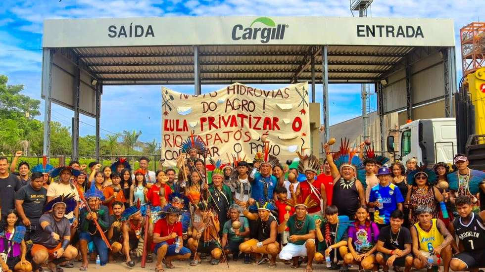 Manifestantes exigem a revogação de um decreto assinado por Lula da Silva sobre a expansão dos portos privados