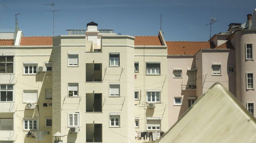 Visão geral de um bairro habitacional, em Lisboa, 21 de maio de 2025. Habitação. Arquitetura. Construção Civil. Gruas. ANTÓNIO PEDRO SANTOS/LUSA