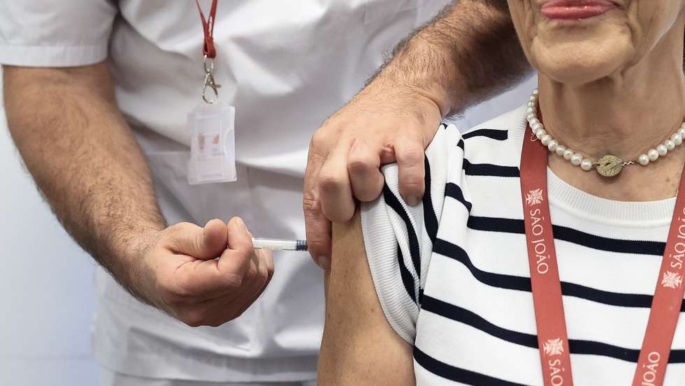 Um enfermeiro administra uma vacina contra a Covid-19 em uma paciente num gabinete de vacinação da USF Novo Sentido – Bairro do Cerco do Porto, 23 de Setembro de 2025. A Direção-Geral da Saúde apresenta hoje a campanha de Vacinação Sazonal contra a Gripe e a COVID-19 – outono-inverno. JOSÉ COELHO/LUSA