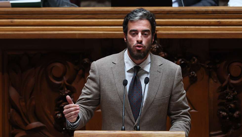 O deputado da Iniciativa Liberal (IL), Mário Amorim Lopes, intervém durante o plenário sobre habitação, na Assembleia da República, em Lisboa, 08 de maio de 2024. MANUEL DE ALMEIDA/LUSA