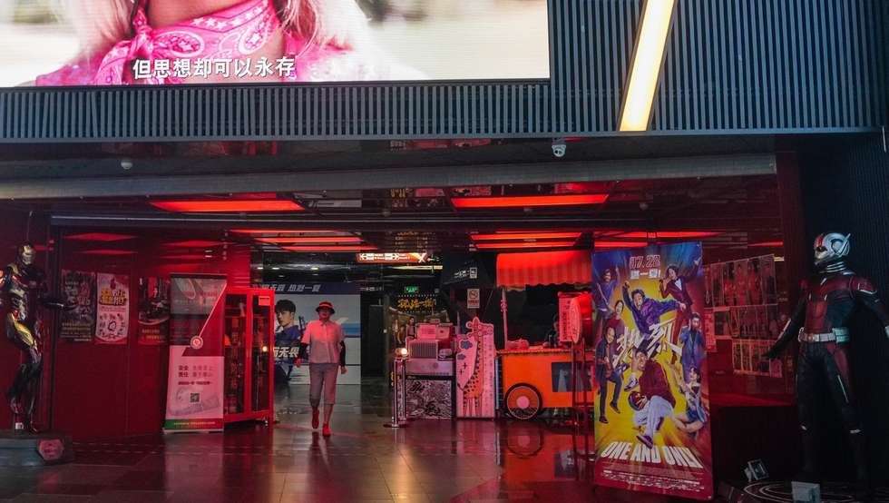 epa10788706 The 'Barbie' movie trailer is displayed on a screen at a cinema in Beijing, China, 07 August 2023. The 'Barbie' movie starring Margot Robbie was released on 21 July 2023 in mainland China and soon became popular among youngsters. The global box office of the movie has exceeded a billion US dollars and 228 million yuan (28.86 million euro) of domestic film box office in China.  EPA/WU HAO