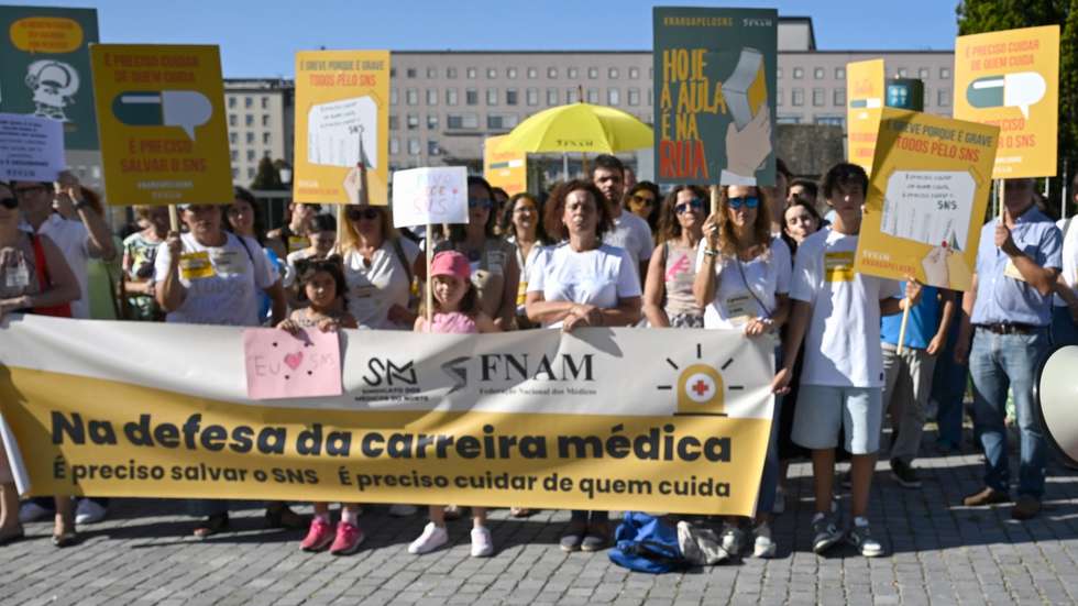 A presidente da Federação Nacional dos Médicos (FNAM), Joana Bordalo e Sá (D), participa na concentração de médicos junto às instalações do Hospital de São João, participam na greve geral e ao trabalho suplementar nos cuidados de saúde primários de médicos, convocada pela FNAM em resposta "à falta de vontade do Ministério da Saúde em negociar os pontos fundamentais para os médicos", no Porto, 23 de julho de 2024. A greve geral (até dia 24) e ao trabalho suplementar (até 31 de agosto) nos cuidados de saúde primários de médicos. FERNANDO VELUDO/LUSA