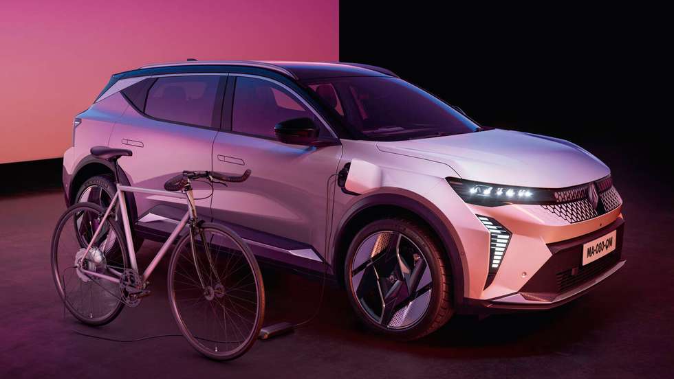 Com um adaptador bidireccional, o Scénic pode agora carregar trotinetas ou bicicletas eléctricas