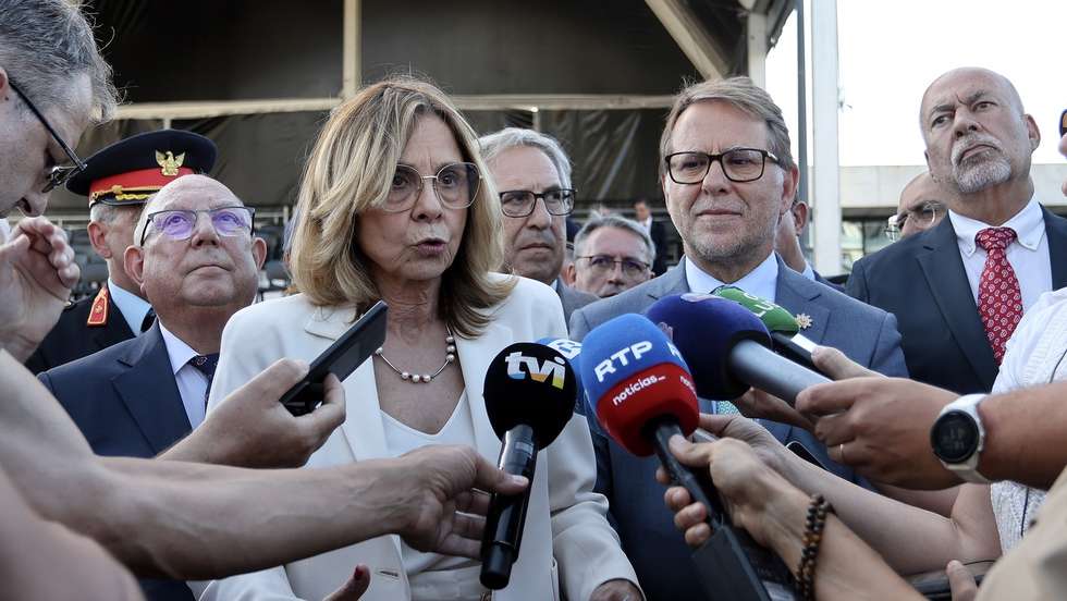 A ministra da Saúde, Ana Paula Martins (E), acompanhada pelo ministro da Administração Interna, Luís Neves (2-D), e pelo presidente da Liga dos Bombeiros Portugueses, António Nunes (D), fala à comunicação social durante a sessão comemorativa do Dia Nacional do Bombeiro, no Parque da Cidade de Paredes, Paredes, 31 de maio de 2026. MANUEL FERNANDO ARAÚJO/LUSA