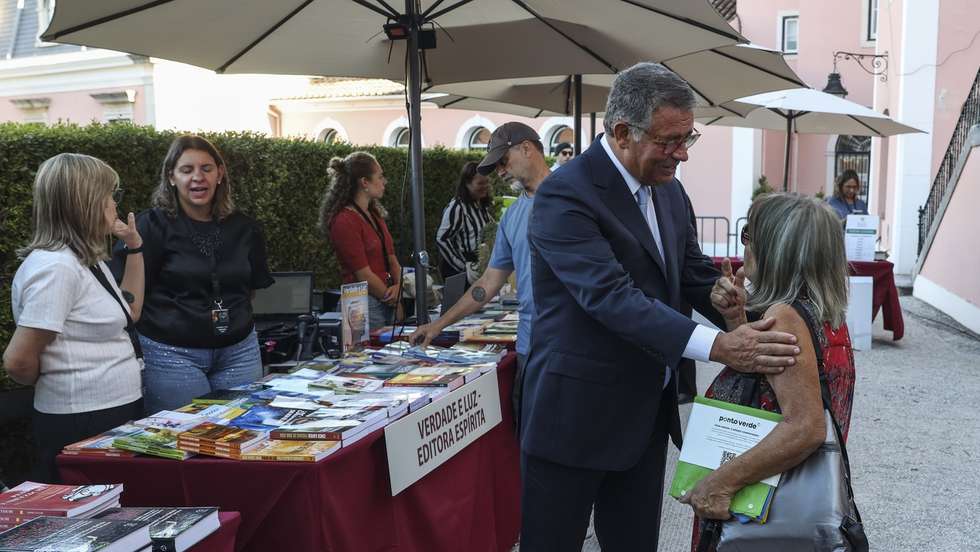 O presidente da República, António José Seguro (C-E), conversa com uma visitante na Feira do Livro em Belém 2026, esta tarde no Palácio de Belém, em Lisboa, 18 de setembro de 2026. MIGUEL A. LOPES/LUSA