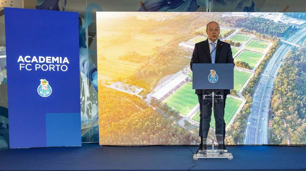 O presidente do FC Porto, Jorge Nuno Pinto da Costa, intervém na apresentação do projeto da nova Academia do clube, no estádio do Dragão, no Porto, 27 de março de 2024. O projeto da Academia na Maia inclui um estádio com capacidade para 2.500 espetadores, nove campos relvados (quatro dos quais com bancadas de 400 lugares cada), além de um campo de futebol de sete, entre outras infraestruturas destinadas a reforçar a formação e prática desportiva no clube. JOSÉ COELHO/LUSA