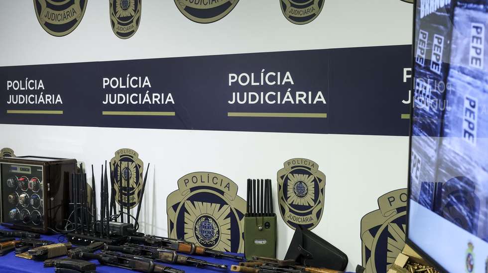 Material apreendido durante a operação Operação “Teia Branca”, desencadeada nos últimos dias uma operação policial de combate ao tráfico internacional de estupefacientes, nos distritos de Faro, Setúbal, Aveiro e Guarda, e na qual foram detidos cinco cidadãos estrangeiros e apreendidos cerca de 1.500 quilos de cocaína, na sede da instituíção em Lisboa, 21 de fevereiro de 2026. TIAGO PETINGA/LUSA
