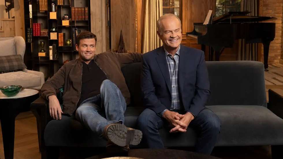 O próprio tom geral das piadas, nesta sitcom mais uma vez protagonizada por Kelsey Grammer está cristalizado nos anos 90, com pouca subtileza e diálogos muito explicadinhos