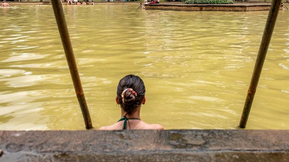 Turistas banham-se na piscina termal do Parque Terra Nostra, nas Furnas, Ponta Delgada, ilha de São Miguel, Açores, 18 de agosto de 2020. Pelas Furnas, Açores, já se nota a presença de alguns turistas, mas em número muito inferior ao de outros anos. O negócio vai “fraco” para os comerciantes daquela freguesia turística que procura superar os efeitos da covid-19. (ACOMPANHA TEXTO DA LUSA DO DIA 22 DE AGOSTO DE 2020). EDUARDO COSTA /LUSA