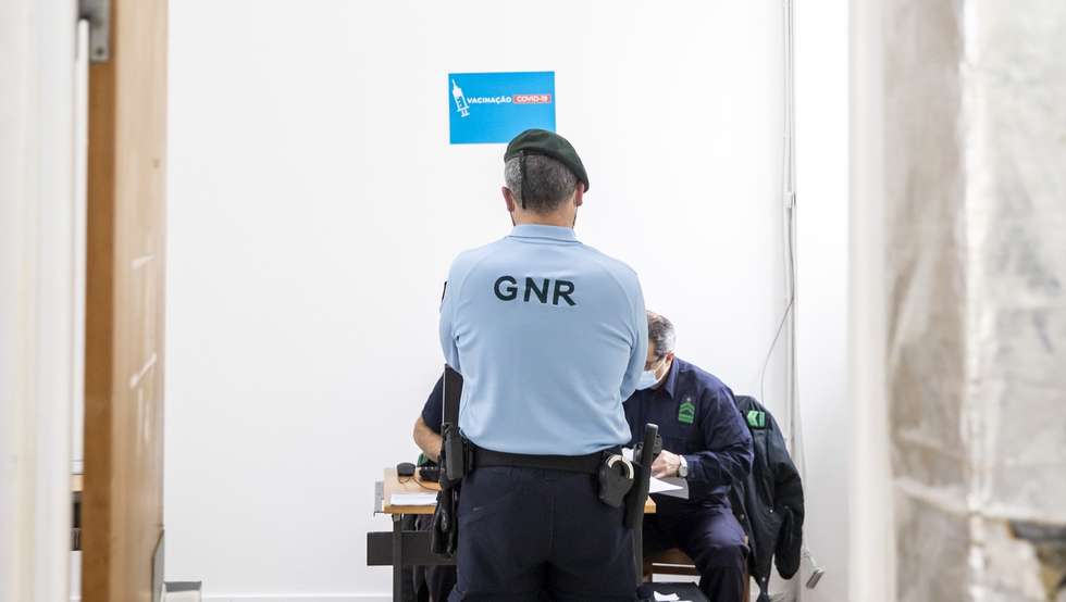 Um militar da Guarda Nacional Republicana aguarda para receber a vacina contra a Covid19, no Quartel de Conde de Lipe, em Lisboa, 13 de fevereiro de 2021. JOSÉ SENA GOULÃO/LUSA