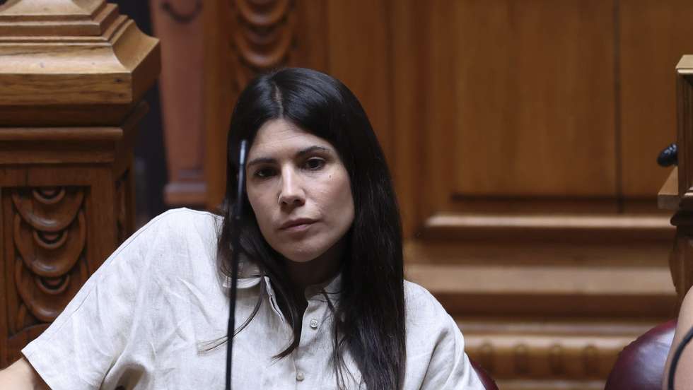 A deputada do Bloco de Esquerda (BE), Mariana Mortágua (E), ladeada pela deputada do Partido Comunista Português (PCP), Paula Santos (D), participam nos trabalhos da primeira sessão plenária da XVII Legislatura, na Assembleia da República, em Lisboa, 03 de junho de 2025. Os 230 deputados eleitos nas legislativas de 18 de maio iniciam funções na primeira sessão plenária da XVII legislatura. ANTÓNIO COTRIM/LUSA