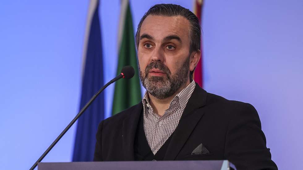O bastonário da Ordem dos Médicos, Carlos Cortes, intervém na cerimónia oficial de receção Residência Farmacêutica e Internato Médico, no Convento de São Francisco, Coimbra, 03 de janeiro de 2024. PAULO NOVAIS/LUSA