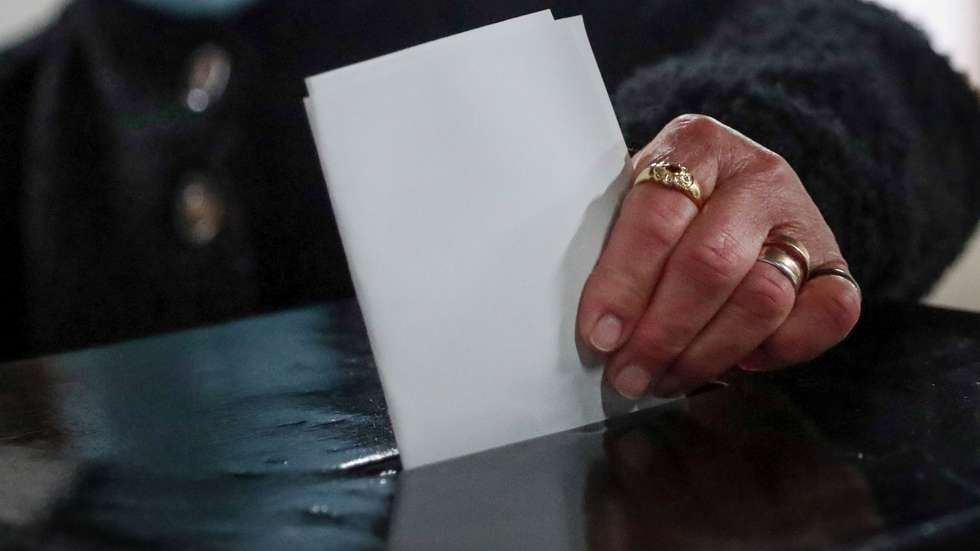 Uma eleitora coloca o seu voto na urna na secção de voto da freguesia de Bencatel, cuja população se tem mostrado descontente devido ao corte da estrada N254, o principal acesso à sede de concelho, Vila Viçosa, 24 de janeiro de 2021.  Mais de 10 milhoes de portugueses  estão inscritos  nestas eleições presidenciais, que se realizam em plena epidemia de covid-19 em Portugal,concorrem  sete candidatos: Marisa Matias (apoiada pelo Bloco de Esquerda), Marcelo Rebelo de Sousa (PSD e CDS/PP) Tiago Mayan Gonçalves (Iniciativa Liberal), André Ventura (Chega), o ex-militante do PS Vitorino Silva, mais conhecido por Tino de Rans e presidente do RIR - Reagir, Incluir, Reciclar, João Ferreira (PCP e PEV) e a militante do PS Ana Gomes (PAN e Livre). NUNO VEIGA/LUSA