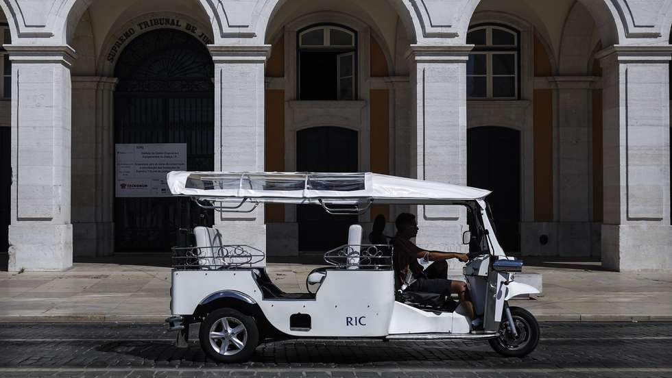 Um tuk-tuk desloca-se no Terreiro do Paço durante a reportagem sobre o impacto da covid-19 no negócio dos tuk-tuk e na animação turística, em Lisboa, 13 de agosto de 2020. (ACOMPANHA TEXTO DE 15/08/2020) RODRIGO ANTUNES/LUSA