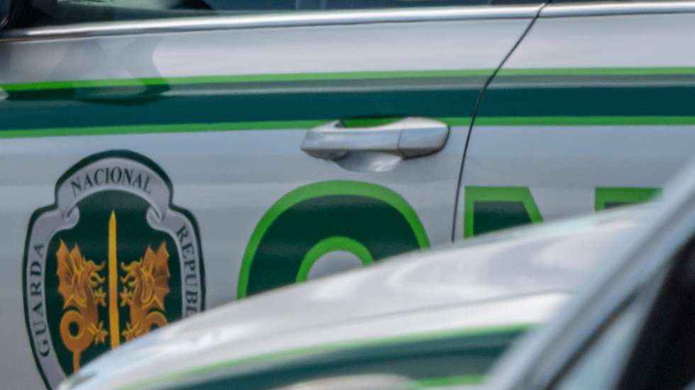 Carro da GNR acompanhado de três guardas